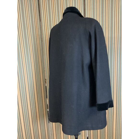 Classic Black Wool Blend Coat with Contrast Collar Professional Winter Outerwear - Picture 4 of 6